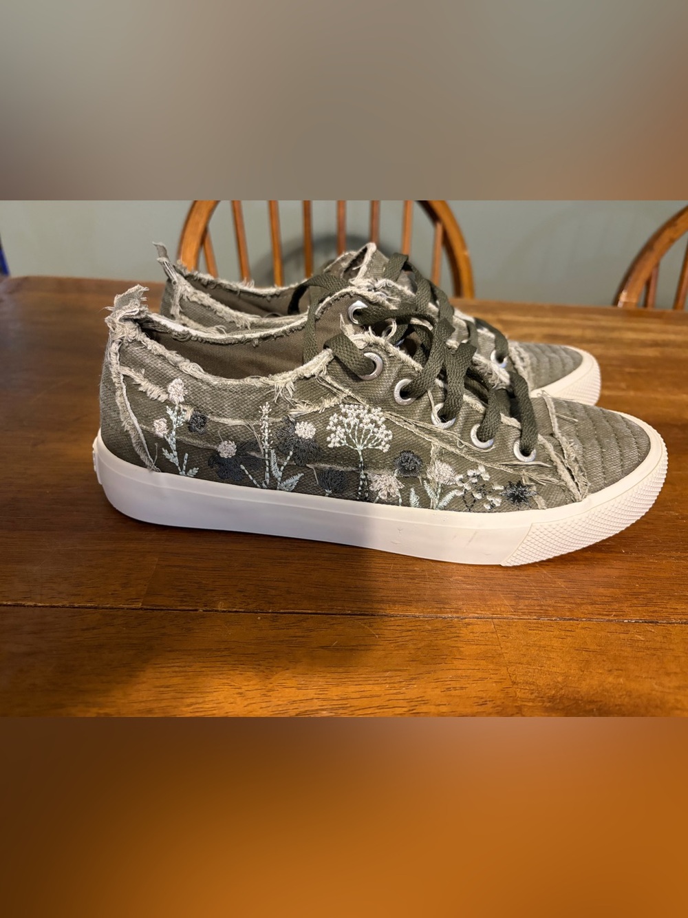 Women's Size 9 Blowfish Malibu Olive Flowers Vivid Lace Up Sneakers Wore Once